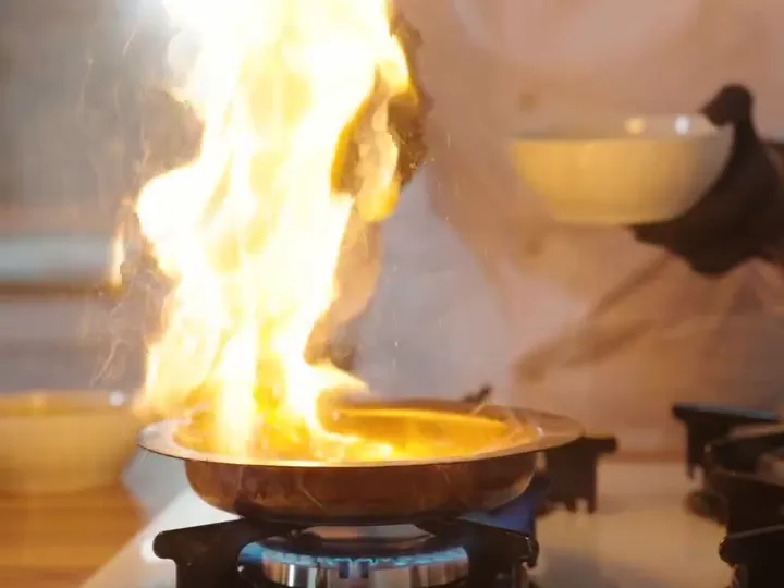 Bakır sahanda alevlenen ocak