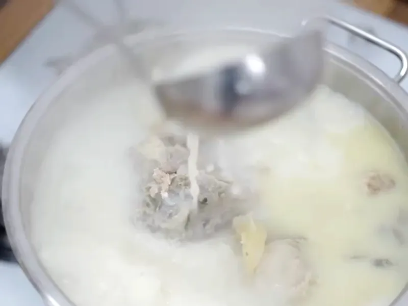 Bi'tas mutfağında kaynayan bakır çorba kazanı